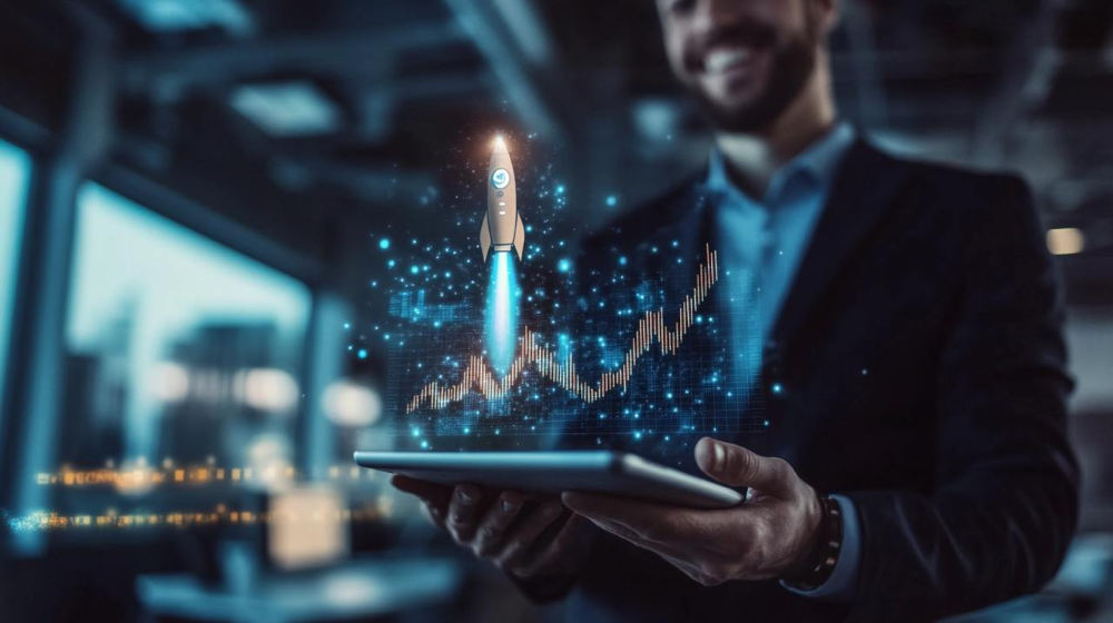 Мужчина с планшетом и графиком роста, символизирующим успех продаж с CRM